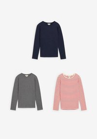 Tre camicie a maniche lunghe: una blu navy, una grigia unita e una bianca con strisce orizzontali rosse, esposte su uno sfondo bianco.