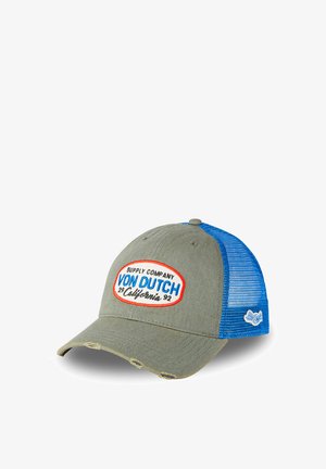 Casquette trucker en mesh gris et bleu avec une visière incurvée, écusson "Von Dutch California 92" à l'avant et petit logo ailé sur le côté.