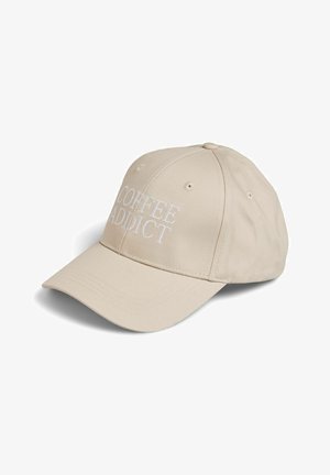 Casquette de baseball beige avec une visière incurvée et un texte brodé blanc « COFFEE ADDICT » sur le panneau avant, présentée sur fond blanc.
