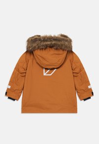 Parka orange avec une capuche en fourrure, accents réfléchissants sur les manches et un grand logo au dos. Texture lisse et manches longues.