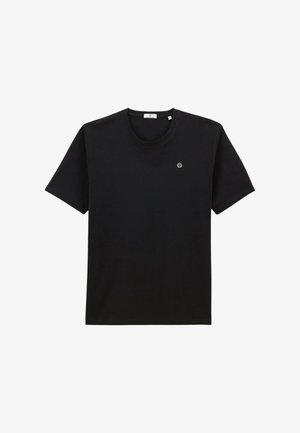 Zwart T-shirt met korte mouwen en ronde hals, met een klein wit rond logo op de linkerborst, geïsoleerd op een witte achtergrond.