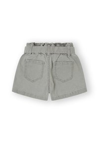 Pantalones cortos de algodón gris con cintura fruncida, pasadores para cinturón y dos bolsillos traseros con un diseño simple. Textura suave sin estampados.