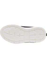 Schwarze Sportschuhsohle mit einer weißen Gummisohle, die ein strukturiertes Profilmuster aufweist und das Markenlogo in der Mitte geprägt ist.