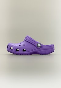 Μωβ κλειστή σκάρα με οπές αερισμού και ρυθμιζόμενο λουράκι στη φτέρνα, υφή στη σόλα για καλύτερη πρόσφυση.