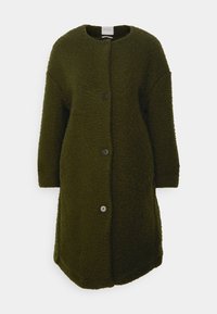 Cappotto verde oliva con trama, scollo tondo, maniche lunghe e cinque bottoni neri sul davanti. Presenta una vestibilità ampia e rilassata.