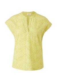 Blouse jaune à manches courtes avec un col rond et de petits motifs floraux perforés sur tout le tissu.