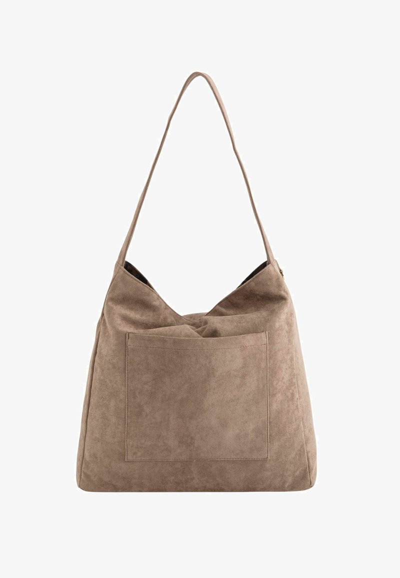 Beige ruskind tote taske med et stort hovedrum, enkelt skulderrem og en frontlomme. Blød tekstur og afslappet design.