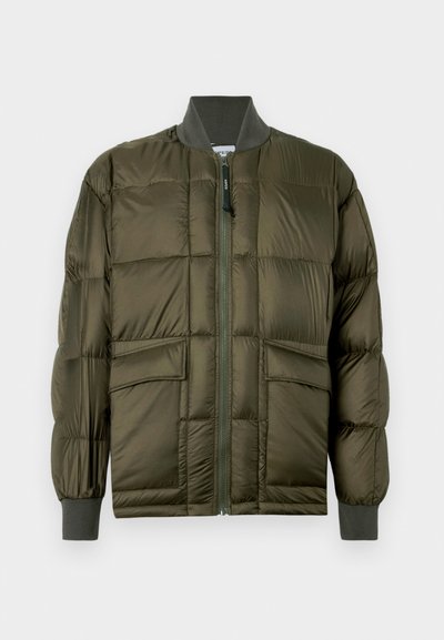 Žieminė striukė alyvuogių spalvos, su užtrauktuku priekyje, raukšlėtu apykakle ir rankogaliais, bei keturiais priekiniais kišenėmis su siuvinėta raštu.