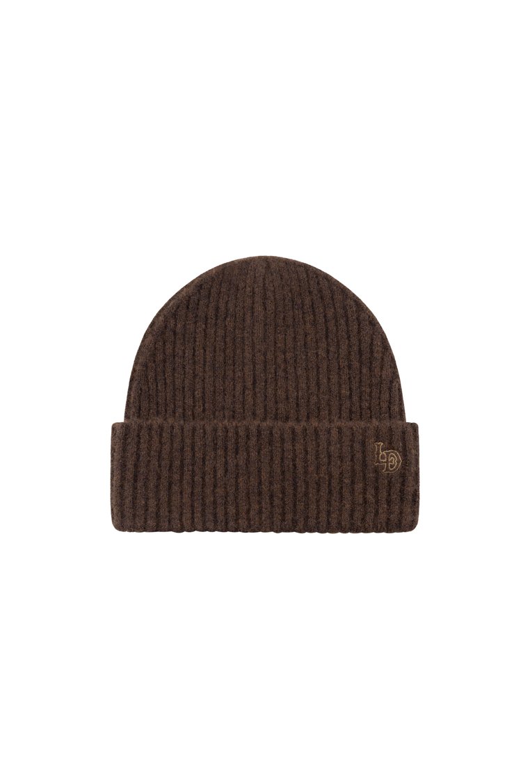 Pruunist lõngast kootud beanie müts, millel on ribakujuline tekstuur ja voltitud ääred. Äärtes on heledamat pruuni värvi väikene logo tikitud.
