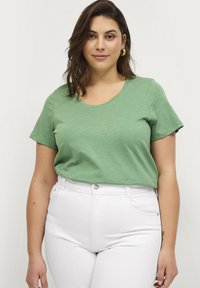 Ellos Plus collection T-shirts basic - dunkelgrün