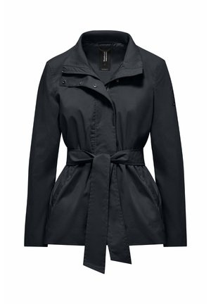 Czarna kurtka z paskiem, stojącym kołnierzem, zapięciem na zamek i zatrzaski, długimi rękawami oraz bocznymi kieszeniami, dopasowana tak, aby podkreślić talię.