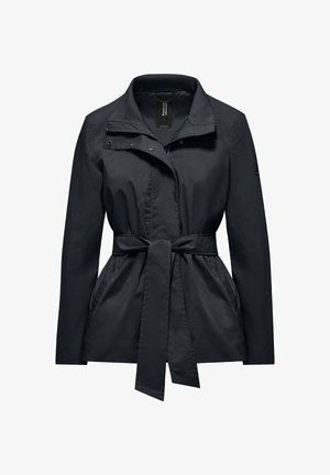 Czarna kurtka z paskiem, stojącym kołnierzem, zapięciem na zamek i zatrzaski, długimi rękawami oraz bocznymi kieszeniami, dopasowana tak, aby podkreślić talię.