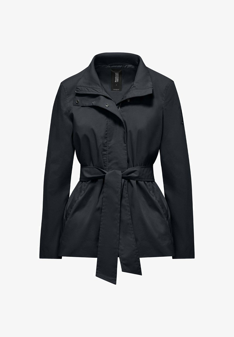 Giacca nera con cintura, colletto alla coreana, chiusura con zip e bottoni a pressione, maniche lunghe e tasche laterali, sagomata per un effetto vita aderente.