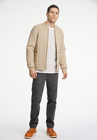 Lindbergh VERTICAL QUILTED JACKET - Chaqueta de entretiempo - dk sand