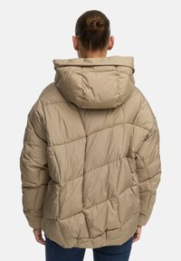 Beige pufferjack met een grote capuchon, met ruitvormige stikking, een losse pasvorm en een gladde, glanzende stoftextuur.