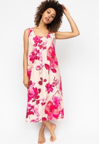 Kwiatowa maksidress w jasnoróżowej bazie z intensywnymi różowymi i czerwonymi wzorami kwiatowymi, z okrągłym dekoltem oraz luźnym, swobodnym krojem.