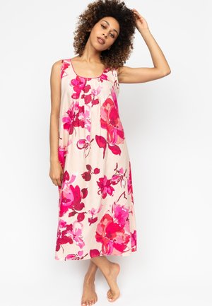 Floral maxi-jurk met een lichtroze basis en levendige roze en rode bloemenpatronen, een ronde halslijn en een losse, vloeiende pasvorm.