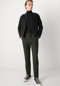 Les Deux COMO PANTS SEASONAL - Chinos tipa bikses - deep forest/charcoal