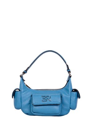 Piccola borsa a mano in pelle blu con manico regolabile, tre tasche frontali e dettaglio del logo in tonalità argento sulla patta principale.