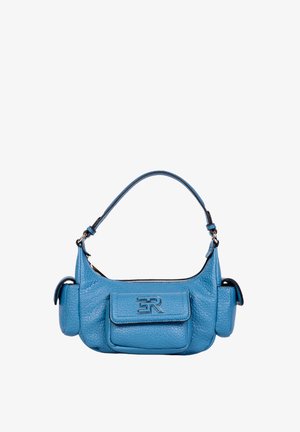 Piccola borsa a mano in pelle blu con manico regolabile, tre tasche frontali e dettaglio del logo in tonalità argento sulla patta principale.