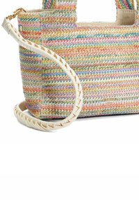 Sac en paille tissé avec des rayures multicolores dans des teintes pastel. Dispose de poignées blanches tressées et a une forme rectangulaire.
