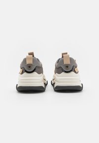 Steve Madden POSSESSIONE - Baskets basses - grey/gold