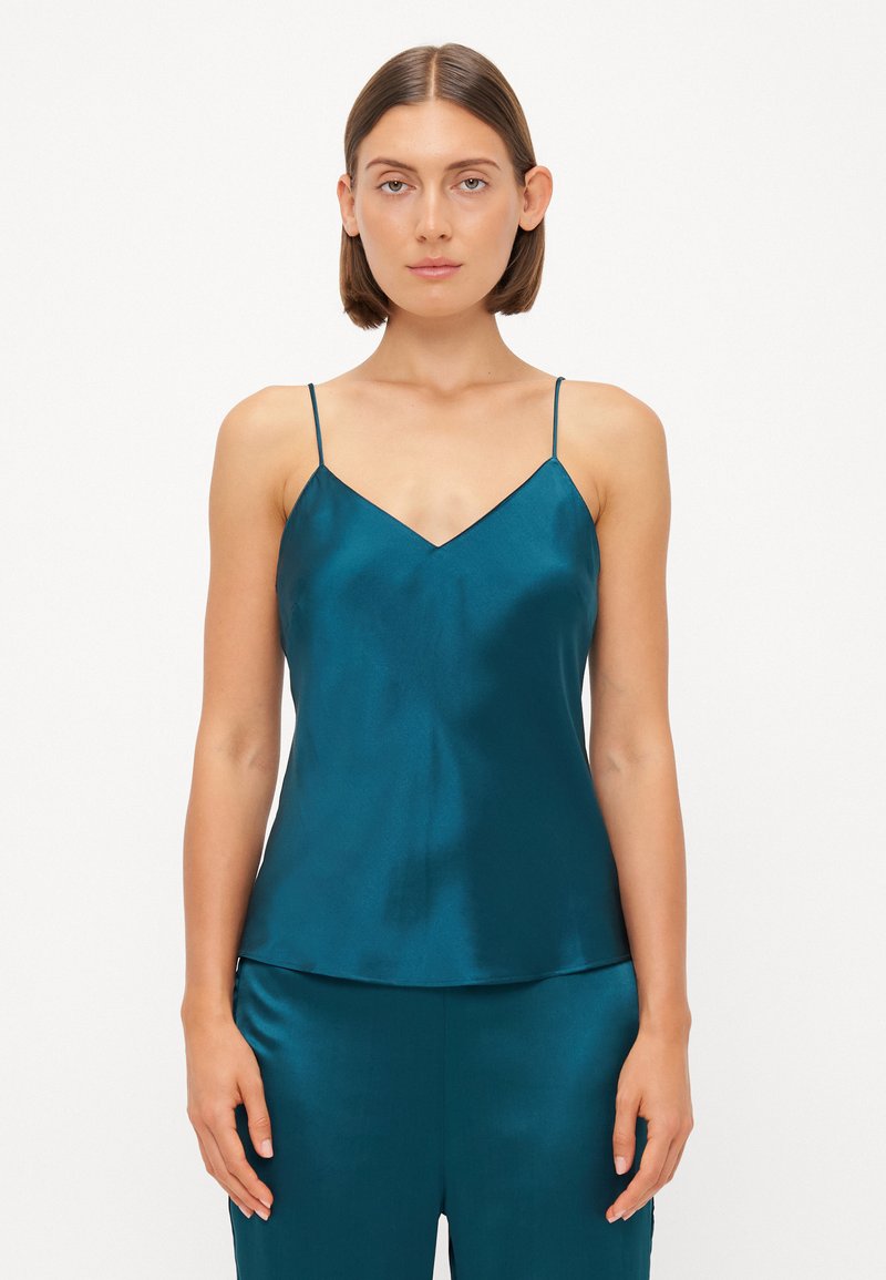 Teal sateng camisole med justerbare spaghetti-stropper, V-hals og en avslappet passform, preget av en glatt, silkeaktig tekstur.