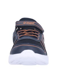 Marinefarbene Sportschuh mit orangefarbenen Akzenten, Maschenpaneelen und einem Klettverschlussriemen. Verfügt über eine weiße Gummisohle mit strukturiertem Halt.