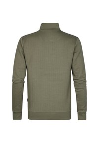 Olivengroen pullover met een gestructureerde oppervlakte, hoge kraag en lange mouwen. Bevat een geribde zoom en een klein logo-detail op de mouw.
