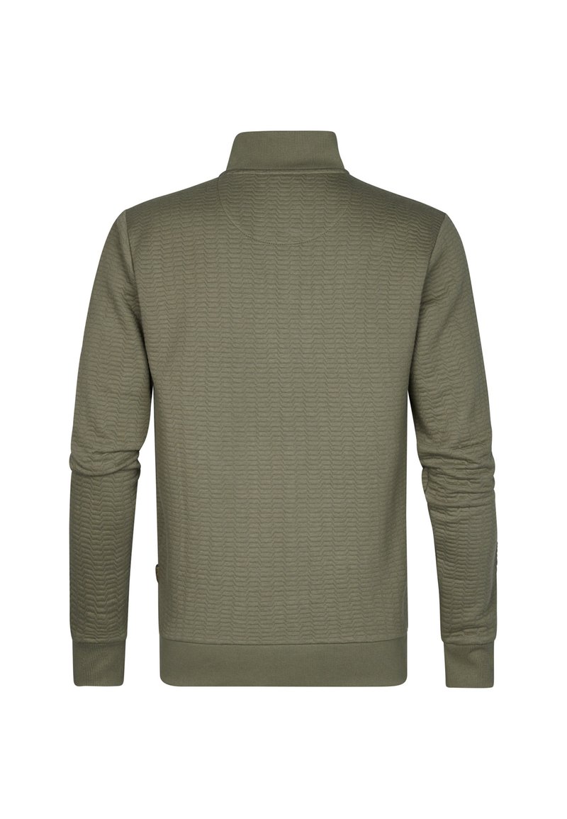 Oliwkowy sweter z teksturowanej tkaniny, z wysokim kołnierzem i długimi rękawami. Posiada ściągacz na dole i mały detal logo na rękawie.