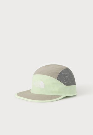Lysegrøn og beige The North Face kasket med kort skygge og perforerede mørkegrå paneler på siderne til ventilation.