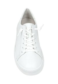Witte leren sneakers met een gladde afwerking, met een ronde neus, platte veters en een gestructureerde zool met horizontale ribbels.