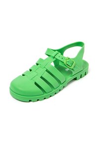 Sandalia de plástico verde con punta redondeada, múltiples correas horizontales, cierre de hebilla lateral y suela texturizada para tracción.