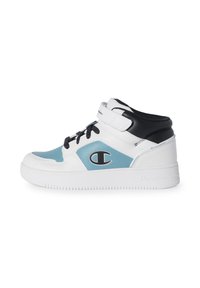 High-Top-Sneaker aus weißen und hellblauen synthetischen Materialien, mit schwarzen Akzenten, Schnürdesign und auffälligem Logo an der Seite.