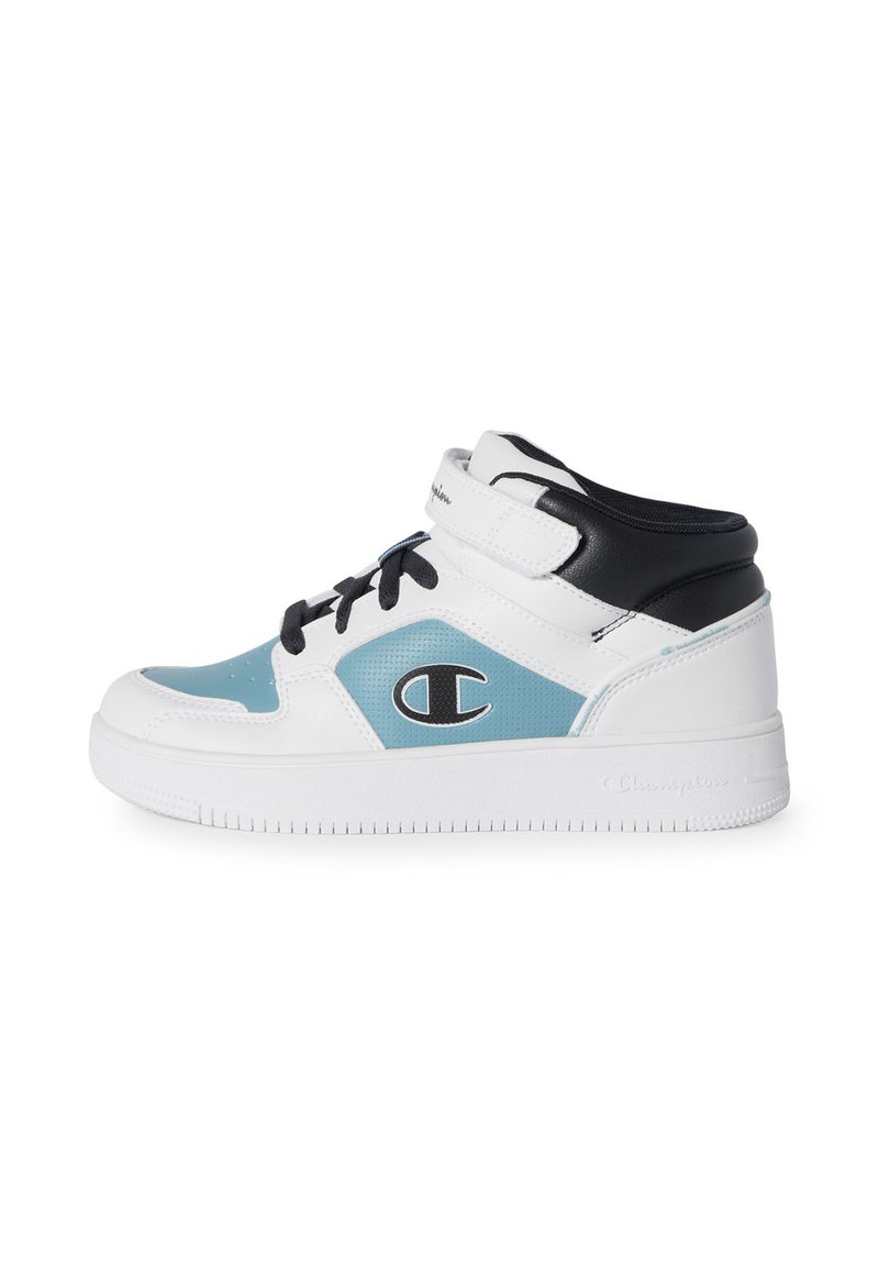 High-Top-Sneaker aus weißen und hellblauen synthetischen Materialien, mit schwarzen Akzenten, Schnürdesign und auffälligem Logo an der Seite.