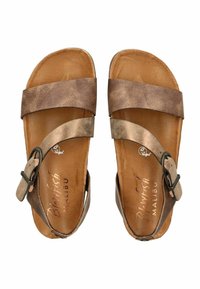 Hnědé veganské sandály se dvěma širokými popruhy, s přezkou a strukturovanou stélkou. Design má ležérní, otevřenou špičku.