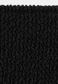 Čierna látka s hustou, vertikálnou volánovou textúrou a tesným pleteným vzorom vytvárajúca vlnitý, trojrozmerný povrch.