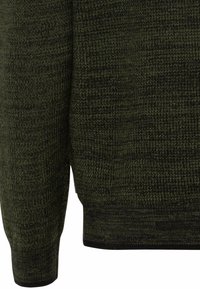 Manche et partie inférieure latérale d’un pull en maille vert foncé avec ourlet côtelé texturé et poignets visibles sur fond blanc.
