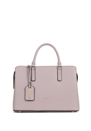 Licht mauve leren handtas met twee handvatten, gestructureerde vorm en een hangend label met gouden detail, getoond tegen een witte achtergrond.