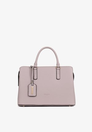 Sac à main en cuir mauve clair avec deux poignées, forme structurée, et une étiquette suspendue avec un détail doré, présenté sur un fond blanc.