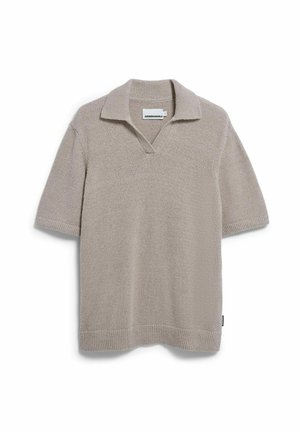 Beige gebreide polo met korte mouwen, een V-hals, geribbelde manchetten en een gestructureerde afwerking. Merketiket zichtbaar bij de halslijn.