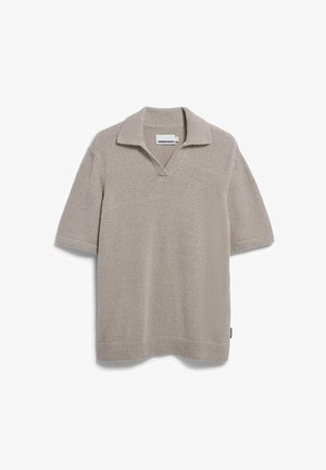 Beiges Strickpolo mit kurzen Ärmeln, V-Ausschnitt, gerippten Bündchen und einer strukturierten Oberfläche. Markenlabel am Halsausschnitt sichtbar.