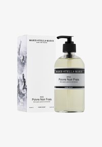 Bouteille transparente de savon pour les mains avec une pompe noire ; l'étiquette indique "Poivre Noir Frais" ; la boîte accompagnante présente une image en noir et blanc. 250ml.