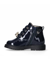 Stivaletto alla caviglia in vernice blu navy con suola nera in gomma, accentuato da dettagli metallici decorativi, lacci frontali e cerniera laterale per una facile calzata.