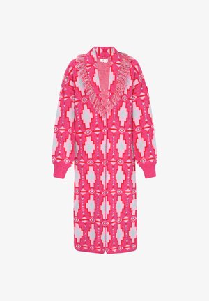 Pletena dugački kardigan s ružičastim geometrijskim uzorkom, s bijelim i svjetloplavim naglascima, ovratnikom i resicama oko izreza.