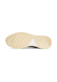 La suela de una zapatilla presenta una parte inferior de goma texturizada en un color beige claro con ranuras horizontales y verticales para una mejor tracción. Incluye un acento de media suela blanca.