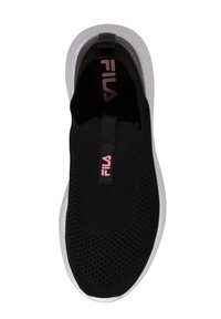 Svart slip-on sneaker med en strukturerad stickad ovandel, vit sula och rosa FILA-logotypdetalj på framsidan. Har en dragflik för enkel påtagning.
