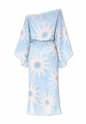 Φόρεμα γαλάζιο και λευκό με φαρδιές μανσέτες και μεγάλα αστρικά σχέδια, με σφηκωτή μέση και αέρινη φούστα που φτάνει μέχρι τους αστραγάλους.