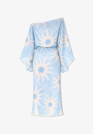 Helehall ja valge kleit laiade varrukate ja suurte tähekujunditega, kitsenev vöökoht ning voolav pahkluu pikkune seelik.