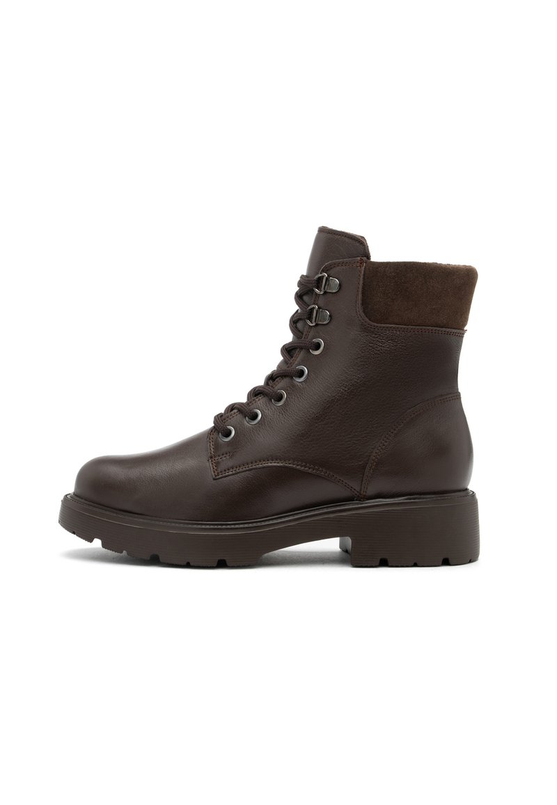 Botas de tobillo de cuero marrón con un cuello de ante texturizado, que cuentan con ojales metálicos, cordones redondos y una suela de goma resistente.